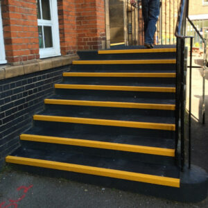 Alternative view of ClearSafe GRP-GRIT csúszásmentes lépcsőburkoló elem élvédővel