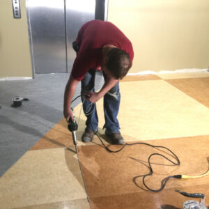 Melegburkolatok telepítése előkészített aljzatra