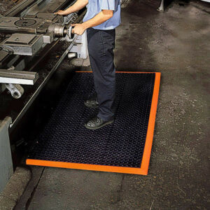 Alternative view of Safety Stance 549 olajálló, törmelékelvezető munkaszőnyeg extrém ipari környezetbe